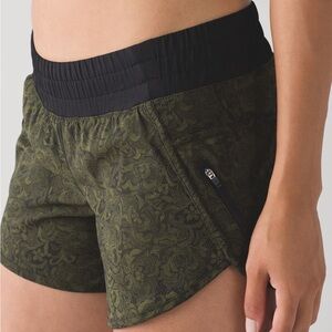 Lululemon Tracker Short IV Mini Pencil Lace Brave Olive Black Size 6